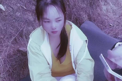 萝莉社.女大学生野外游玩与大部队走失-嘉洛
