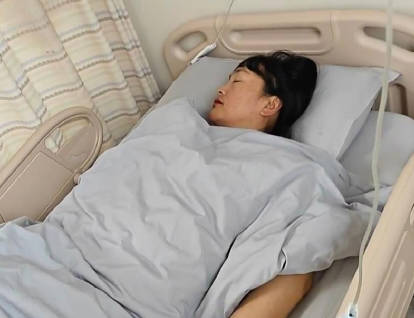 我跟妈妈在偷情爸爸突然下班回来把我们2个都打进去了医院
