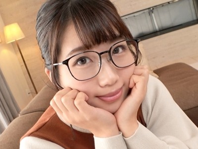 骑兵破解SIRO-4822 【初撮り】【メガネ女子】【濃厚がっつきフェラ】真面目そうに見えてハメ潮を連発する敏感むっつりスケベっ娘を発掘。男根でいっぱい突