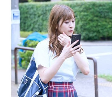 SRYA-085 ちょいギャルJ系にパンチラ盗撮ツキマトイ。鋭い勘が働いたのか背後の僕に不審げに見つめ…。帰宅後の無防備に寝ている唇に昏●キス、69