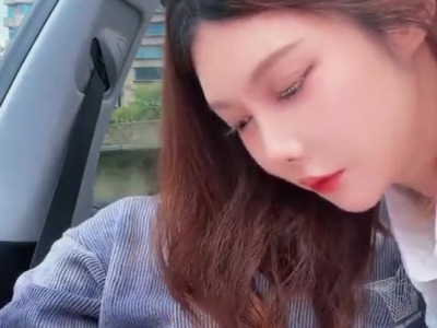 与斑斑约会超会勾引男人的小淫娃忍不住跟她车上打砲起来-宽哥