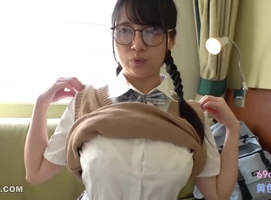 FC2PPV-4323016-巨乳眼镜娘优等生动制乱入高潮痉