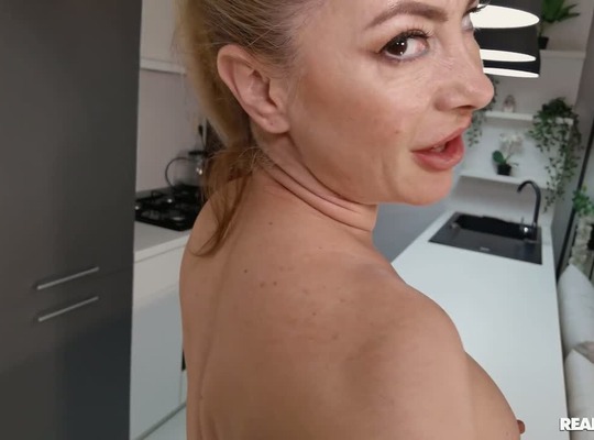 REALITYKINGS2022-10-14把她铺在床单上