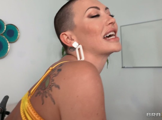 BRAZZERS2024-05-15泼妇老板被制服了