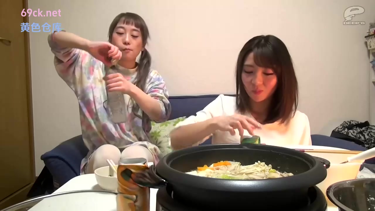 骑兵破解DVDMS-111 ディープス女子社員・駒場シェリー監督のプライベートAV 地元の女友達と自宅で2泊3日の密着撮影「親友のAVデビューを私が撮りました（=＾