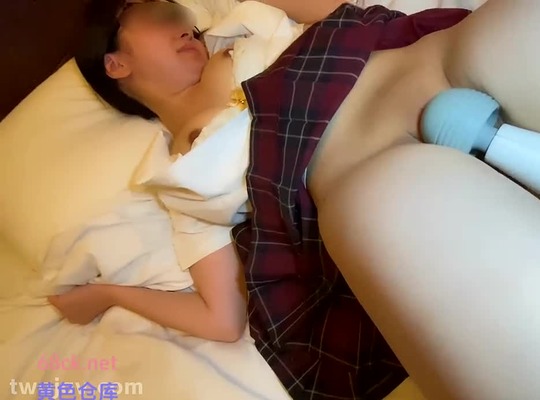 FC2PPV-4818325黑发眼镜妹首尝电棒狂插
