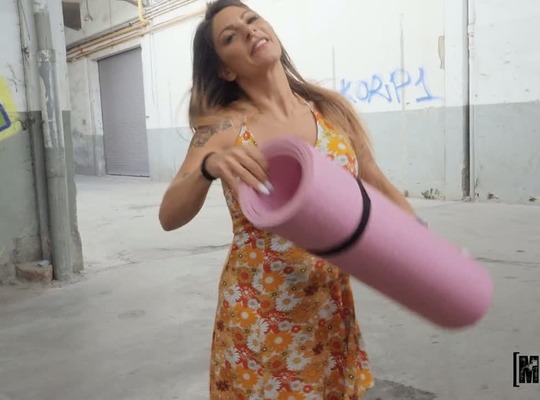 BANGBROS2022-06-24纹身的女人陷入了一个紧窄的空间