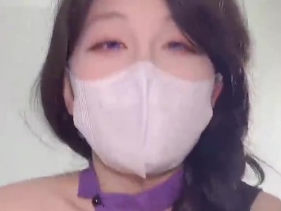在儿媳卧室发现她的长丝袜拿起来蹭鸡巴被发现她竟然主动换上性感的睡衣出来求操-珊迪星