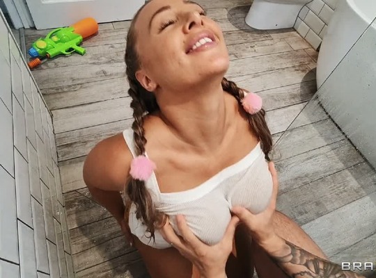 BRAZZERS2021-01-04浴室恶作剧性爱