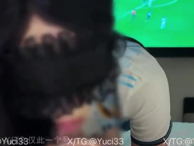 鱼刺07-28老婆化身足球宝贝陪我看球淫水都溅到我脸上了
